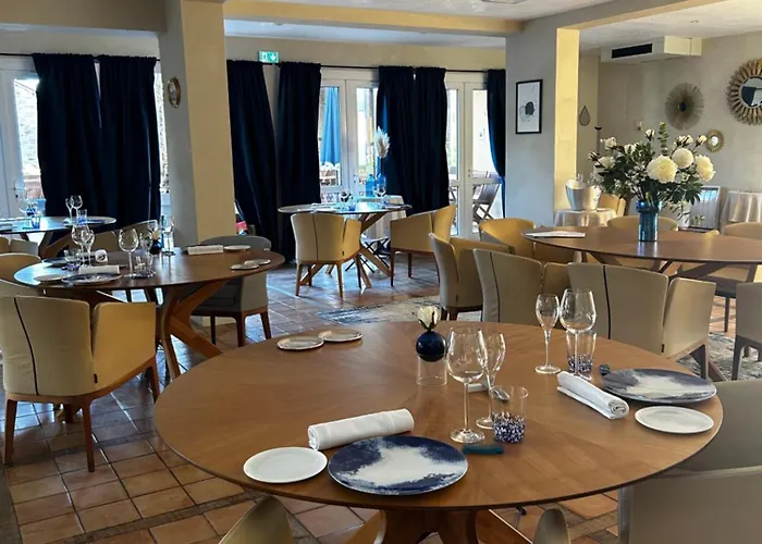 מלון Hotel-restaurant Le Senechal 4*