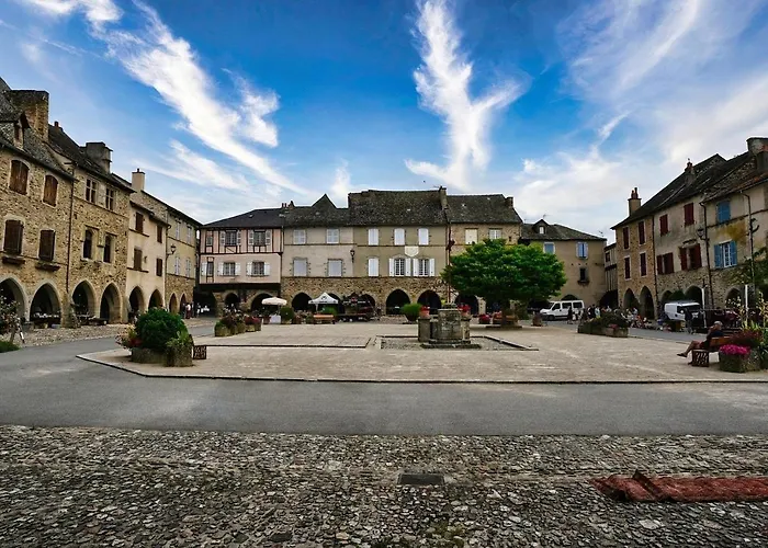 מלון Hotel-restaurant Le Senechal Sauveterre-de-Rouergue